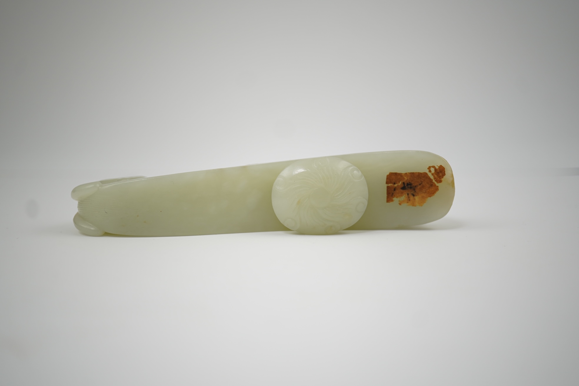 A Chinese pale celadon jade 'dragon' belt hook, 18th/19th century